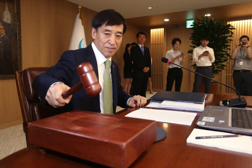 이주열 한국은행 총재가 지난 7월 12일 금융통화위원회 회의를 앞두고 의사봉을 두드리고 있다. 연합뉴스